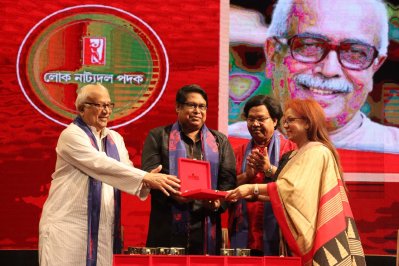 লোক নাট্যদল পদক পেলেন ৬ নাট্যজন