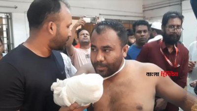 কলেজ মাঠে কুপিয়ে যুবকের হাতের কবজি বিচ্ছিন্ন