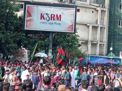 আন্দোলনকারীদের অনেকেই মাথায় পতাকা বেঁধেছেন, কেউবা আবার হাতে নিয়ে ওড়াচ্ছেন (ছবি: প্রতিবেদক)