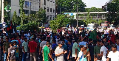 শাহবাগ অবরোধ করে রাখার কারণে যান চলাচল বন্ধ হয়ে গেছে