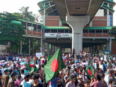 শাহবাগ অবরোধ করে রেখেছে কোটাবিরোধী আন্দোলনকারীরা