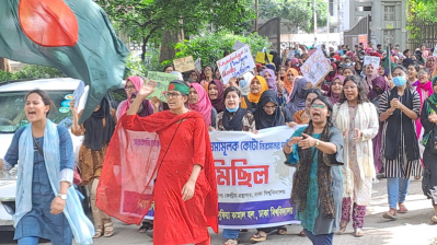 মিছিলের সামনে ছাত্র ফেডারেশনের ঢাকা বিশ্ববিদ্যালয় শাখার নেতা উমামা ফাতেমা