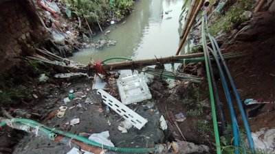 আবর্জনায় রুদ্ধ হয়ে যাচ্ছে খালের গতিপথ