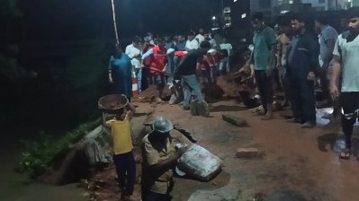ভেঙে পড়েছে এসিল্যান্ড পাড়া প্রবেশের রাস্তা