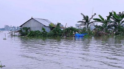 দেখা দিয়েছে খাবার ও সুপেয় পানির সংকট