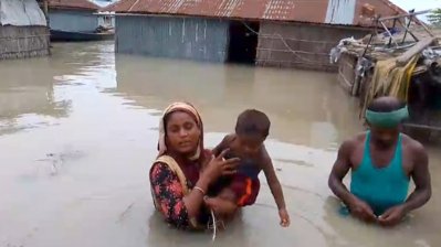 বন্যাদুর্গতদের মাঝে বিশুদ্ধ পানি ও শুকনো খাবারের সংকট দেখা দিয়েছে