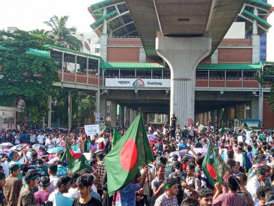 পতাকা নিয়ে আন্দোলন স্থলে এসেছেন তারা (ছবি: প্রতিবেদক)