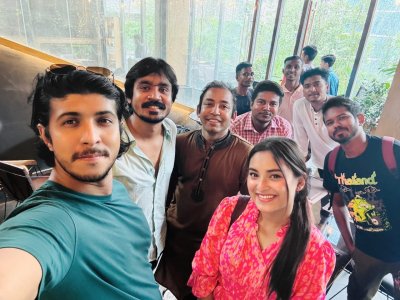 নির্মাতার (মাঝে) সঙ্গে নাটকের শিল্পী-কুশলীরা
