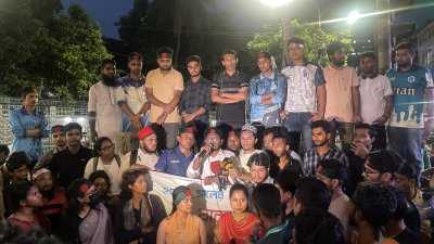 সায়েন্সল্যাব মোড়ে আন্দোলনকারীদের কয়েকজন বক্তব্য রাখেন (ছবি: আসাদ আবেদীন জয়)