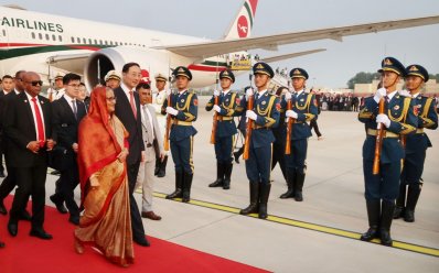  বেইজিং ক্যাপিটাল ইন্টারন্যাশনাল এয়ারপোর্টে প্রধানমন্ত্রী শেখ হাসিনাকে গার্ড অব অনার দেওয়া হয় (ছবি: ফোকাস বাংলা)