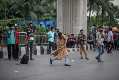 রাজপথে খেলায় মেতে ওঠেন আন্দোলনকারীদের অনেকে