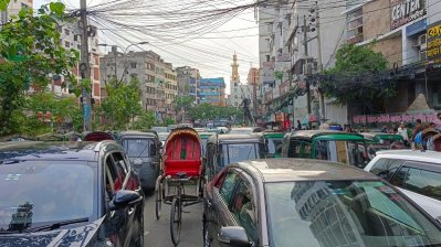 রিকশা থেকে যাত্রী নেমে গেছে