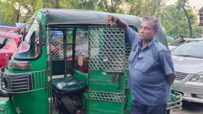 যানজটে আটকে আছে গাড়ি