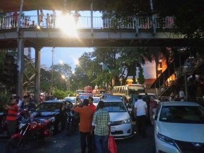 শাহবাগ অবরোধের কারণে সংলগ্ন রাস্তাগুলোয় স্থবির দাঁড়িয়ে আছে শত শত যানবাহন (ছবি: আবিদ হাসান) 