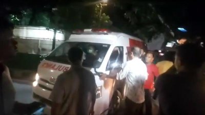 অ্যাম্বুলেন্সে হাসপাতালে নেওয়া হচ্ছে খালেদা জিয়াকে (ছবি: মিডিয়া উইংয়ের সৌজন্যে)