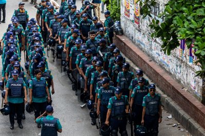 কোটা সংস্কার আন্দোলনের অংশ হিসেবে ‘বাংলা ব্লকেড’ কর্মসূচির সময় পুলিশকে সতর্ক অবস্থানে দেখা গেছে (ছবি: সাজ্জাদ হোসেন)