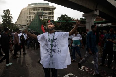 প্রতীকী কাফন পরে আন্দোলনে আসেন এক শিক্ষার্থী