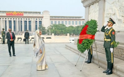 তিয়েনআনমেন স্কয়ারে চীনা বিপ্লবী বীরদের প্রতি শ্রদ্ধা জানান প্রধানমন্ত্রী শেখ হাসিনা (ছবি: ফোকাস বাংলা)