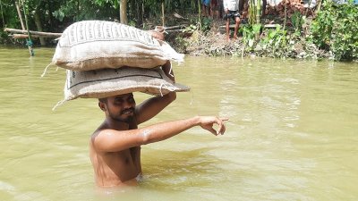 ধীরে নামছে পানি, ভোগান্তি চরমে