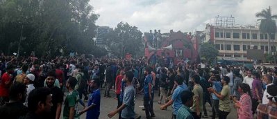 গুলিস্তান জিরো পয়েন্টে শিক্ষার্থীদের অবরোধ (ছবি: সুবর্ণ আসসাইফ)