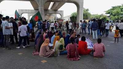 আগারগাঁওয়ে আন্দোলনকারীদের সড়ক অবরোধ (ছবি: নাসিরুল ইসলাম)