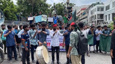 সায়ন্সল্যাব মোড়ে &lsquo;বাংলা ব্লকেড&rsquo;