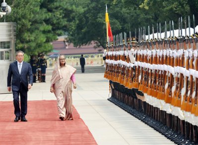 প্রধানমন্ত্রীকে লাল গালিচা সংবর্ধনা (ছবি: ফোকাস বাংলা)