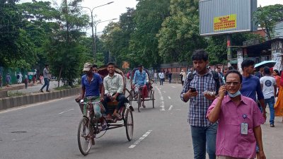 রিকশা ভাড়া বেশি হওয়ায় অনেকেই হেঁটে পথ পাড়ি দিচ্ছেন। ছবি: প্রতিবেদক