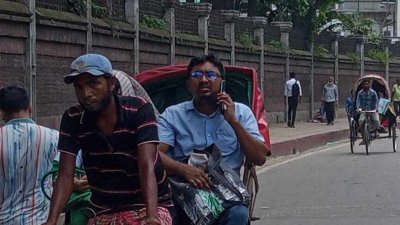 বাস্তায় গাড়ি না থাকায় রিকশাই ভরসা। ছবি: প্রতিবেদক