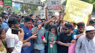 সায়েন্সল্যাব মোড় অবরোধ করা শিক্ষার্থীদের পক্ষে বক্তব্য দিচ্ছেন নাজমুল হাসান