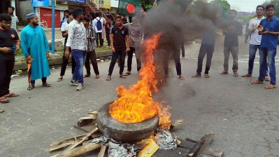 দুর্ভোগ পোহালেও শিক্ষার্থীদের আন্দোলনে সাধারণের সমর্থন