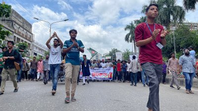 মিছিল নিয়ে আসেন সাত কলেজের শিক্ষার্থীরা