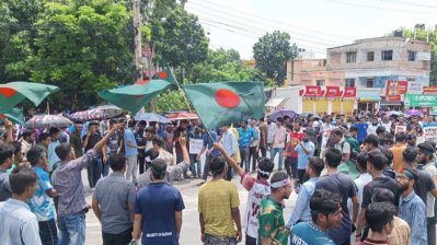 রাজশাহী-ঢাকা মহাসড়কে শিক্ষার্থীদের অবস্থান