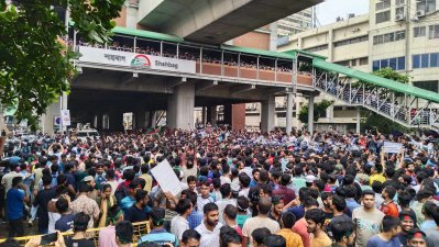 শাহবাগে কোটা আন্দোলনকারীদের অবরোধ (ছবি: আরমান ভুঁইয়া)