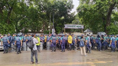 শাহবাগ থানার সামনে থেকে বারডেম পর্যন্ত এলাকায় মোতায়েন করা হয়েছে অতিরিক্ত পুলিশ (ছবি: আরমান ভূঁইয়া)