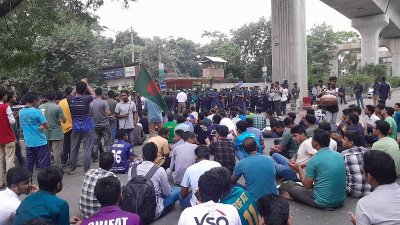 শিক্ষার্থীদের মাঝে উত্তপ্ত পরিস্থিতি লক্ষ্য করা গেছে