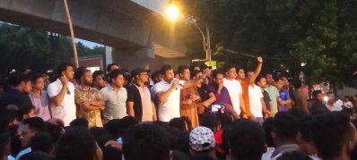 রাজু ভাস্কর্যের সামনে সমাবেশে বক্তব্য রাখেন ছাত্রলীগ নেতারা 