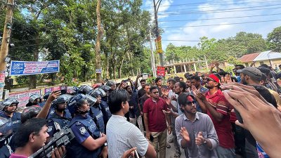 কুমিল্লায় কোটা আন্দোলনকারীদের ওপর পুলিশের হামলা, দুই সাংবাদিক আহত