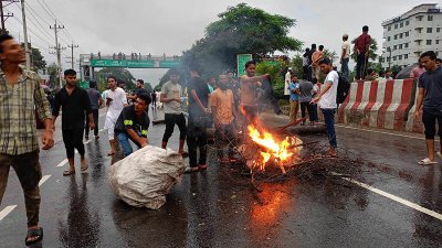 পুলিশের হামলায় খেপেছেন আন্দোলনকারীরা, বৃষ্টিতেও ছাড়েননি সড়ক