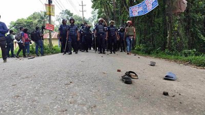 পুলিশের হামলায় জুতা ফেলে পালিয়েছেন আন্দোলনকারীরা