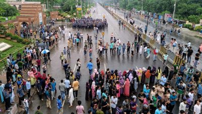 বাধা দিয়েও আটকাতে না পেরে পুলিশের গলায় এখন অনুরোধের সুর