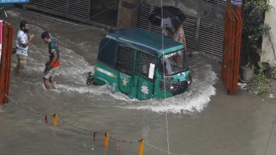 ভারী বৃষ্টিতে জলাবদ্ধতা, বিপাকে কর্মজীবী মানুষ