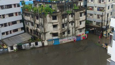 ভারী বৃষ্টিতে জলাবদ্ধতা, বিপাকে কর্মজীবী মানুষ