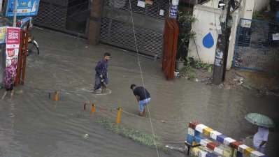 ভারী বৃষ্টিতে জলাবদ্ধতা, বিপাকে কর্মজীবী মানুষ
