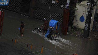 ভারী বৃষ্টিতে জলাবদ্ধতা, বিপাকে কর্মজীবী মানুষ