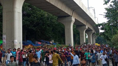 মিছিল নিয়ে শাহবাগের উদ্দেশে আন্দোলনকারীরা
