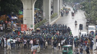 আন্দোলনকারীদের ঠেকাতে পুলিশের অবস্থান, ছবি: সাজ্জাদ হোসেন