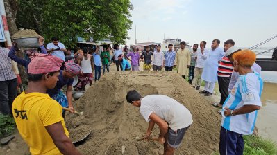 পদ্মার ভাঙন: নিজ অর্থায়নে জিও ব‍্যাগ ফেললেন উপজেলা চেয়ারম্যান