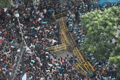 গুলিস্তানে জিরো পয়েন্টের কাছে কোটা আন্দোলনকারীদের ঠেকানোর চেষ্টা পুলিশের (ছবি: নাসিরুল ইসলাম)