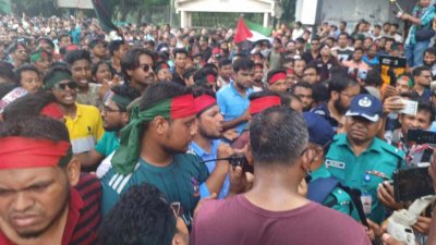 গণপদযাত্রায় অংশ নিয়েছেন জগন্নাথ বিশ্ববিদ্যালয় ও ঢাকা বিশ্ববিদ্যালয়ের অধিভুক্ত সাত কলেজের শিক্ষার্থীরা। ছবি: নাসিরুল ইসলাম